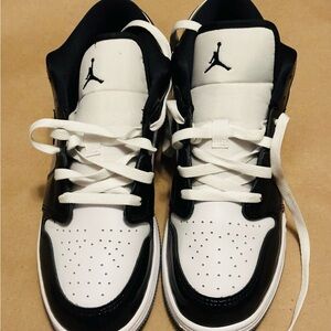 Nike Black and White Athletic Shoes 
AIR JORDAN RETRO 1 LOW CASUAL SHOES